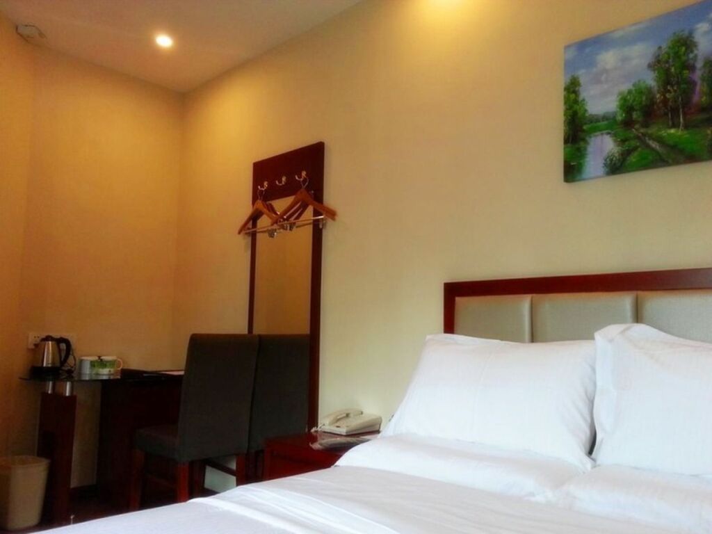 Санья: GreenTree Inn Sanya Heping Street Qingren Bridge Express Hotel