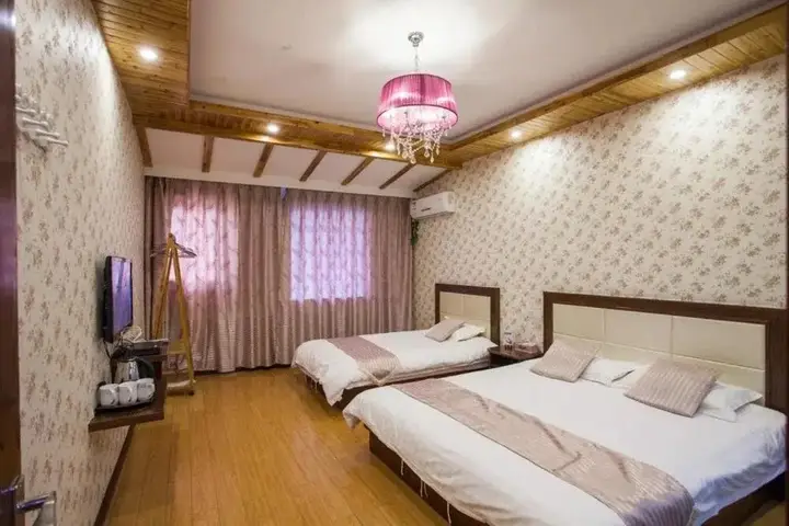 Цзясинь: Wuzhen Times Town Theme Inn
