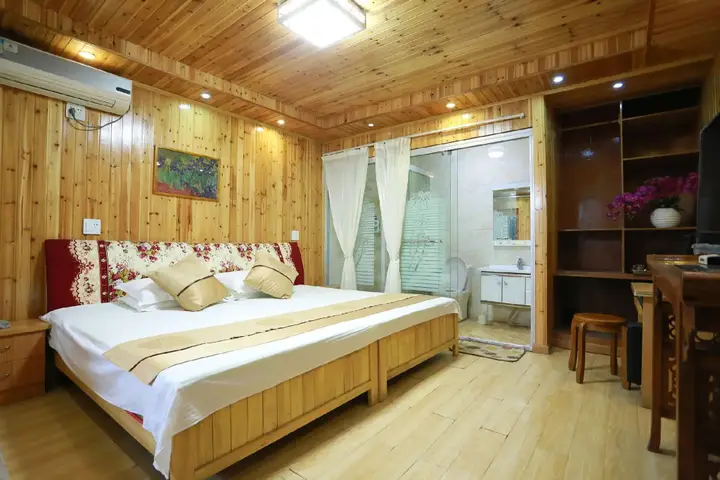 Цзясинь: Xitang Wolongju Inn