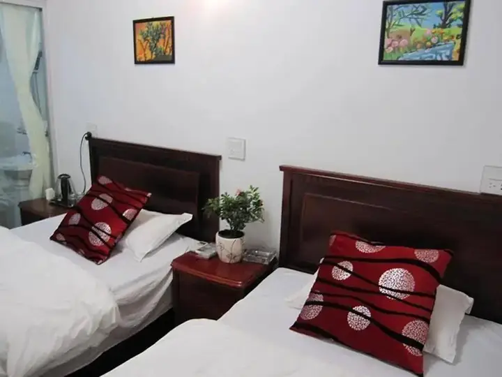 Цзясинь: Xitang Wolongju Inn
