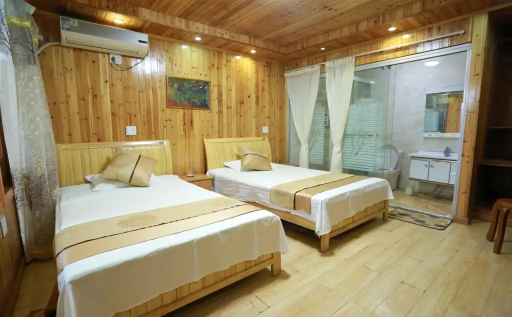 Цзясинь: Xitang Wolongju Inn