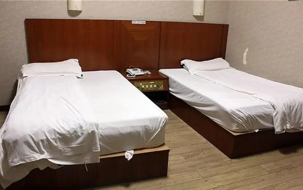 Цзясинь: Tongxiang Phoenix Inn