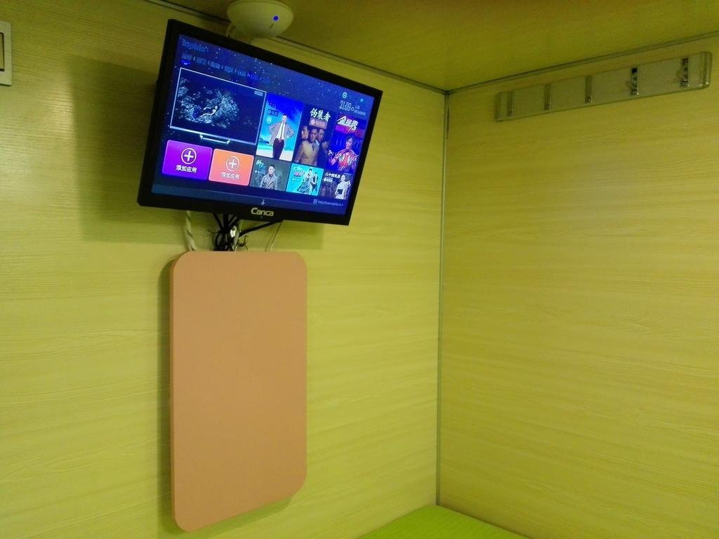 Циндао: Qingting Space Capsule Hostel