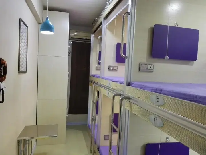Циндао: Qingting Space Capsule Hostel