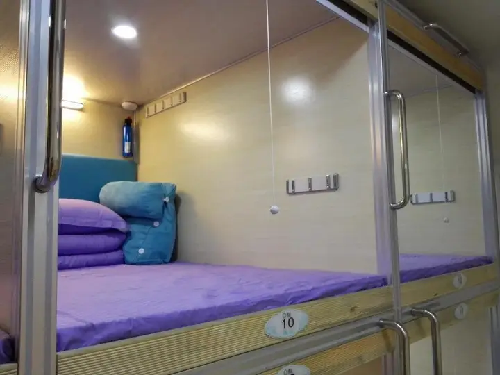 Циндао: Qingting Space Capsule Hostel