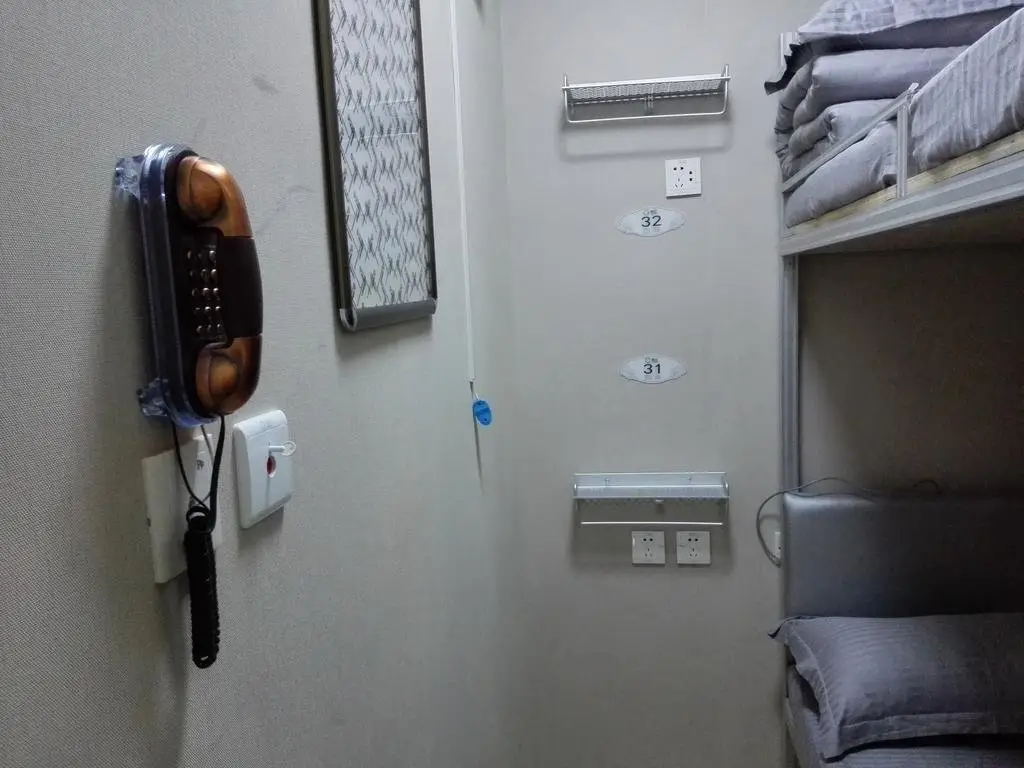 Циндао: Qingting Space Capsule Hostel