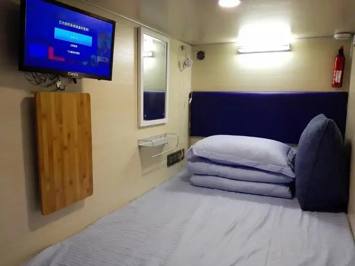 Циндао: Qingting Space Capsule Hostel