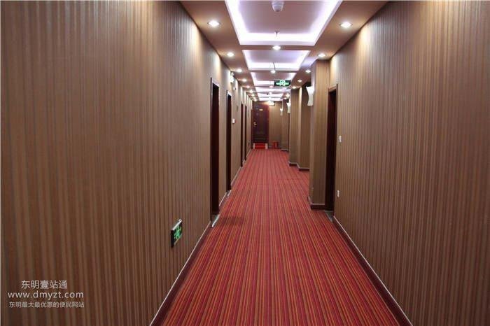 Хецзе: Dushi Yizhan Business Hotel