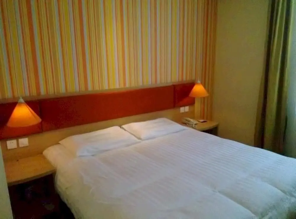 Гуанчжоу:  Home Inn (Guangzhou Tianpingjia Metro Station)