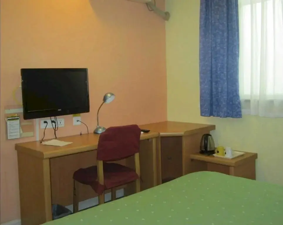 Шанхай: Home Inn Shanghai Disneyland Huinan Metro Station Tongji Road