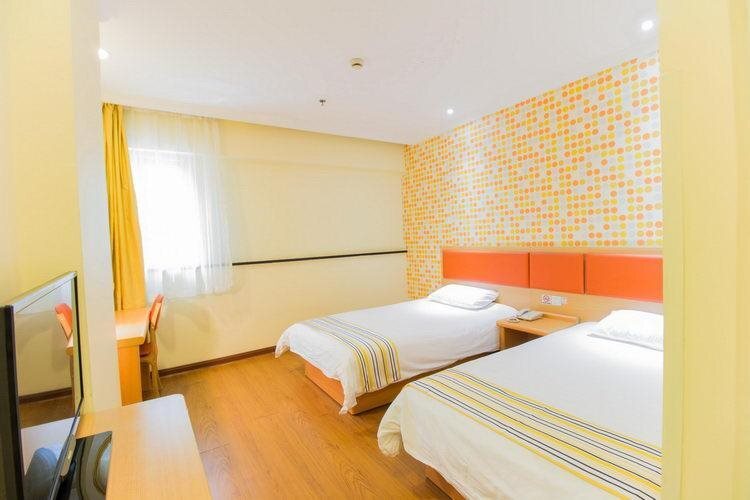 Шанхай: Home Inn Zhenping Road Railway Station