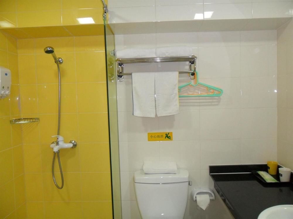 Шанхай: Home Inn Lu Xun Park