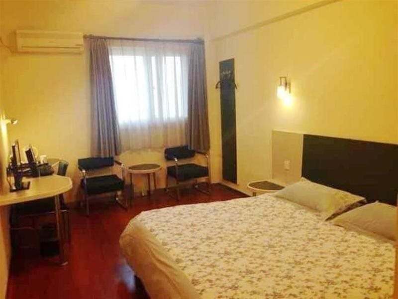Шанхай: Home Inn Lu Xun Park