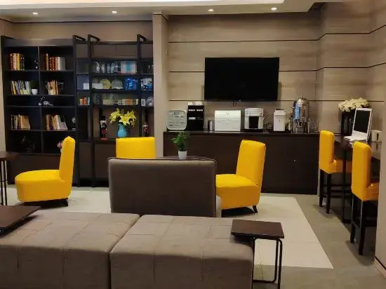 Чжэнчжоу: Homeinn Plus Hotel (Zhengzhou Erqi Wanda Plaza Second People's Hospital Subway Station)