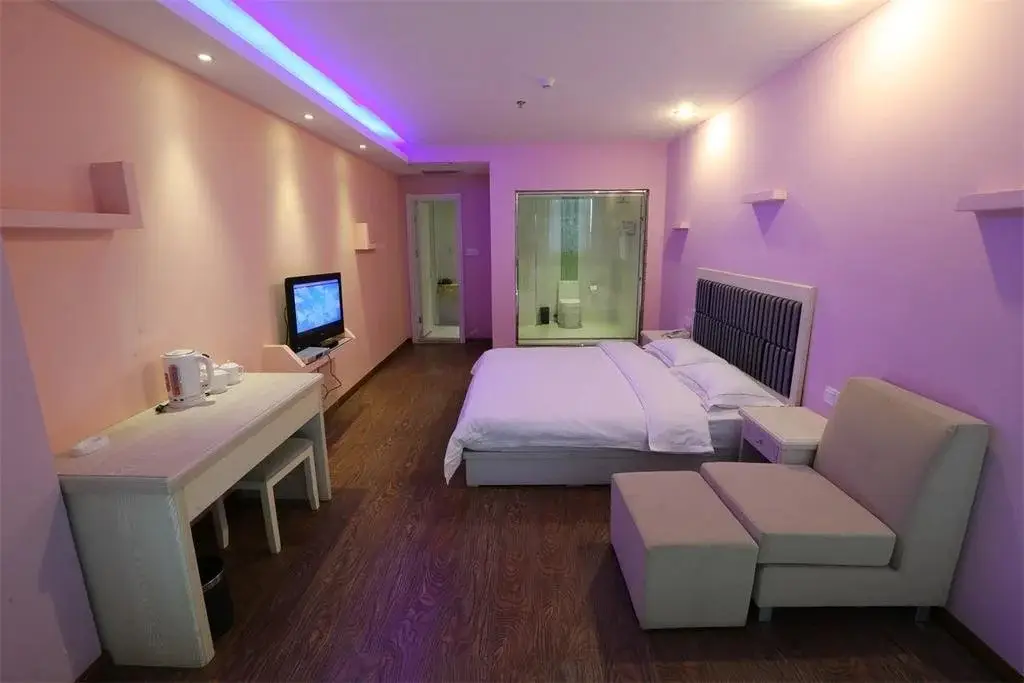 Blue Whale Minghai Hotel — фото 1