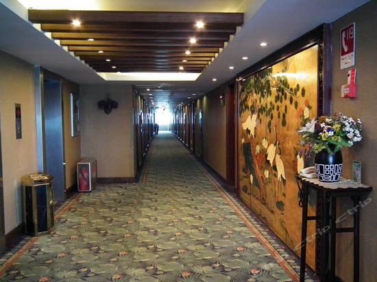 Циндао: Red Crowned Crane Hotel