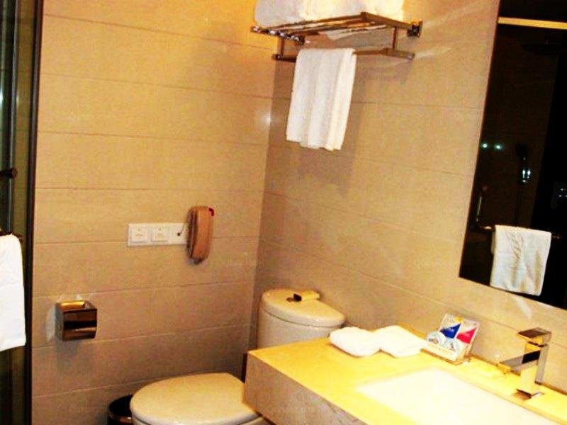 Цзясинь: Champs Elysees Hotel (Haining Leather City Store)