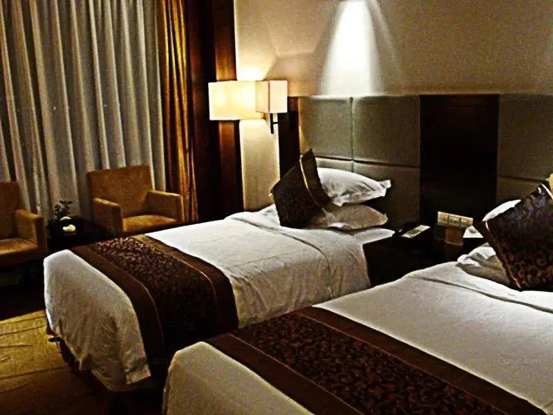 Цзясинь: Champs Elysees Hotel (Haining Leather City Store)