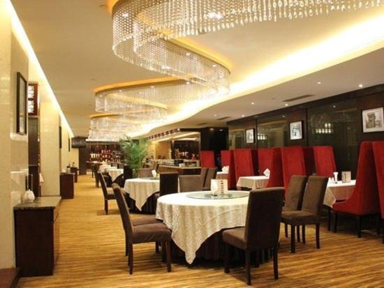 Цзясинь: Champs Elysees Hotel (Haining Leather City Store)