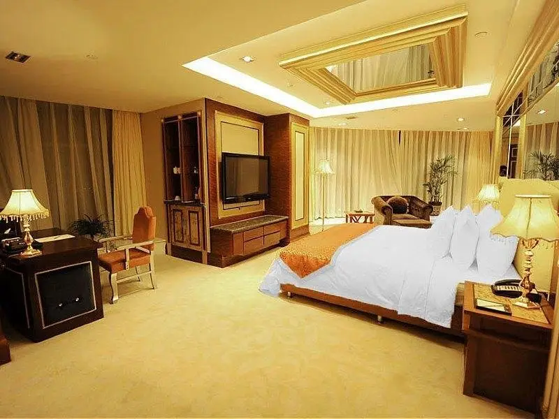 Линьи: Huasheng Jiangquan Hotel & Town