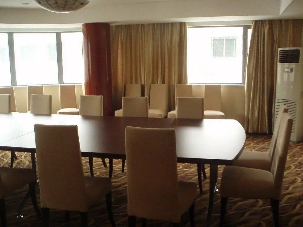 Ухань: Jiuzhou Hotel