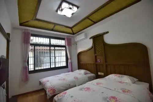 Чжанцзяцзе: Zhangjiajie Woniuyizhan Shiqu Store