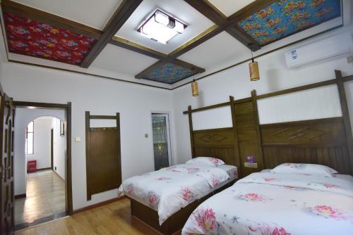 Чжанцзяцзе: Zhangjiajie Woniuyizhan Shiqu Store