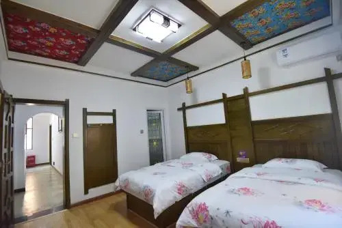 Чжанцзяцзе: Zhangjiajie Woniuyizhan Shiqu Store