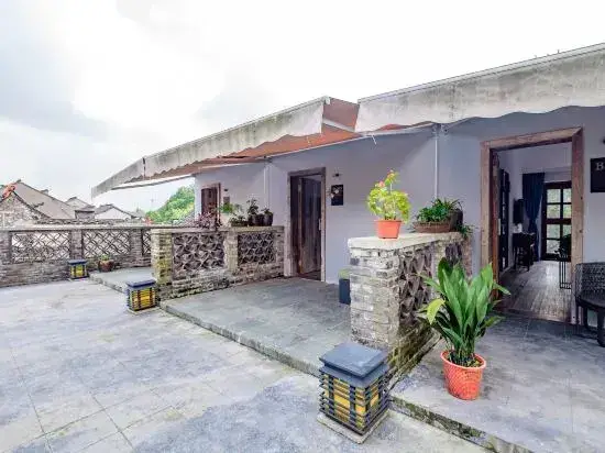 Цзясинь: Qin Inn Xitang Liangcang Community Garden