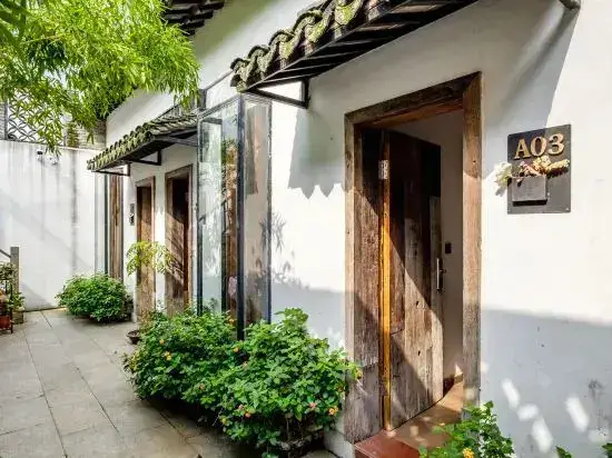 Цзясинь: Qin Inn Xitang Liangcang Community Garden