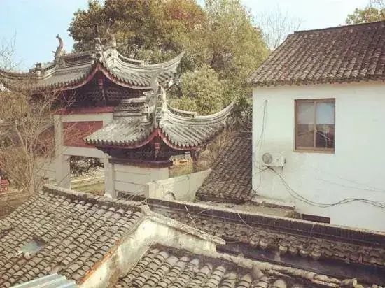 Шанхай: Qininn Zhouzhuang Shiquanju Linhebeiyuan Shop