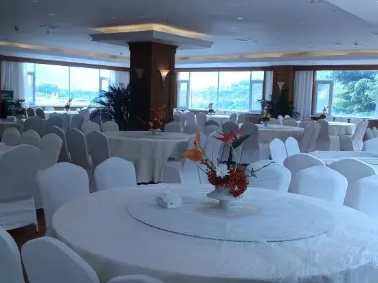 Фэньи: Maoxian International Hotel