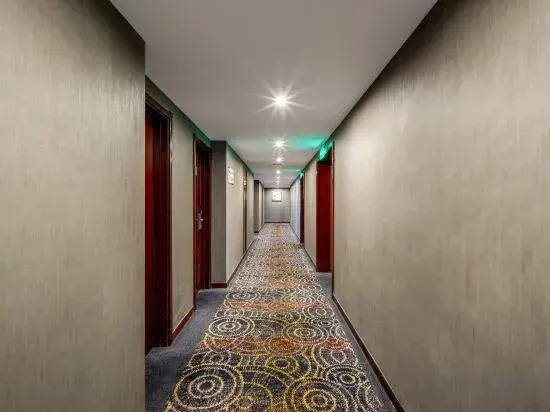 Ухань: New Land Hotel