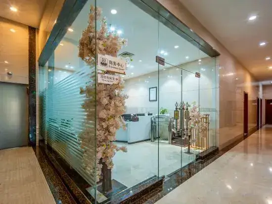 Ухань: New Land Hotel