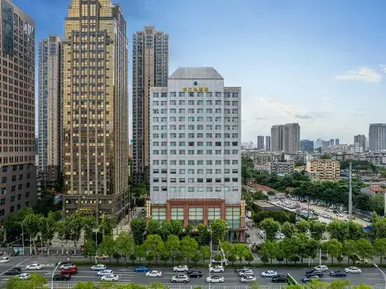 Ухань: New Land Hotel