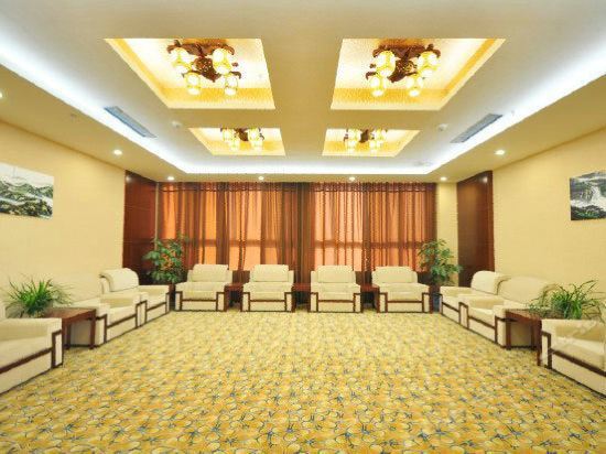 Гуанъюань: Phoenix Hotel Chain