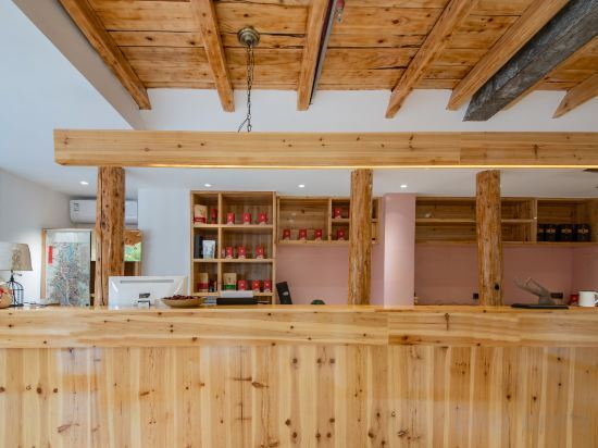 Лосян: Zhaoxing Sidongju Boutique Inn