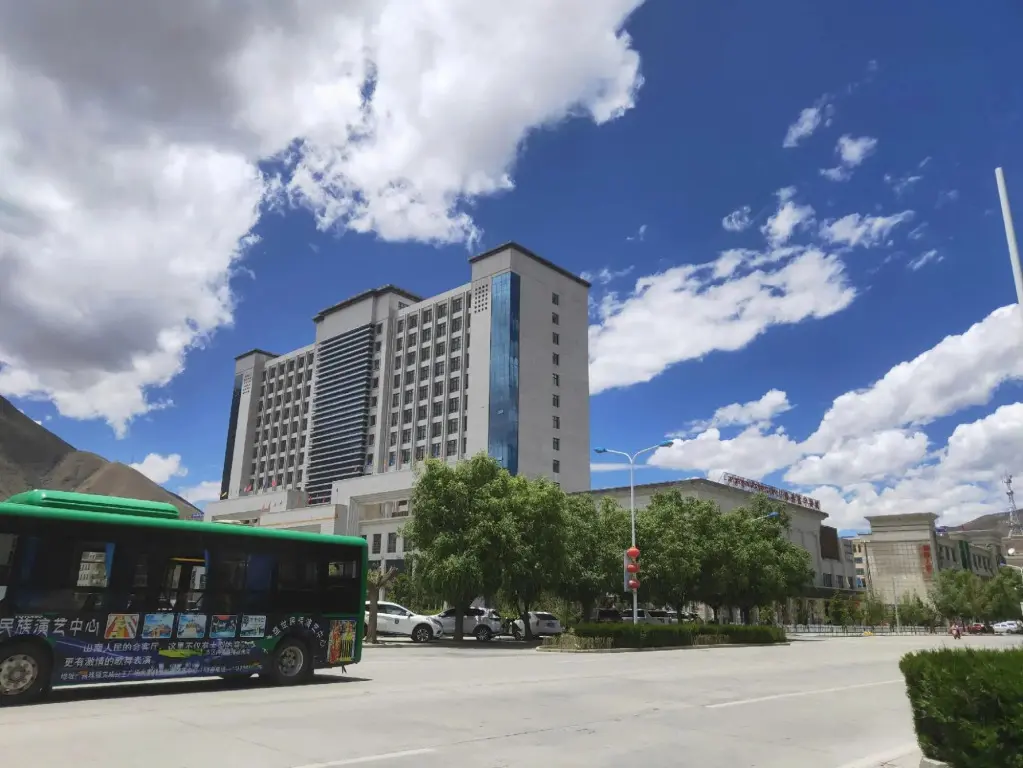 Недун: Yalong River Hotel
