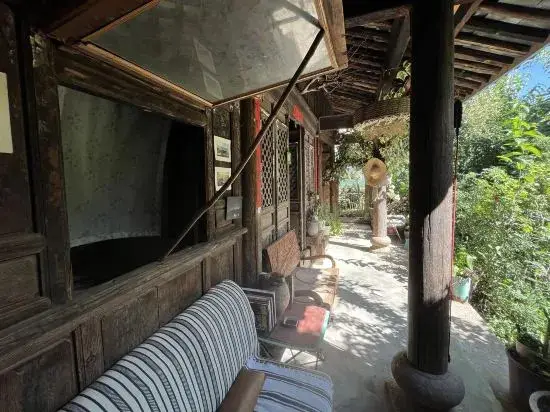 Дали: Up Air Guest house