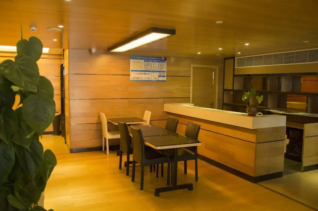 Lavande Hotels Zhuhai Gongbei Port Square Light Rail Terminal — фото 1