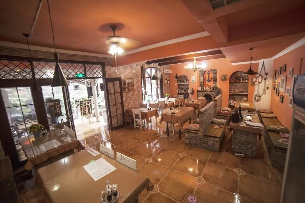 Сянси: Fenghuang Jianghu Inn