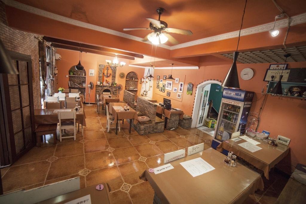 Сянси: Fenghuang Jianghu Inn