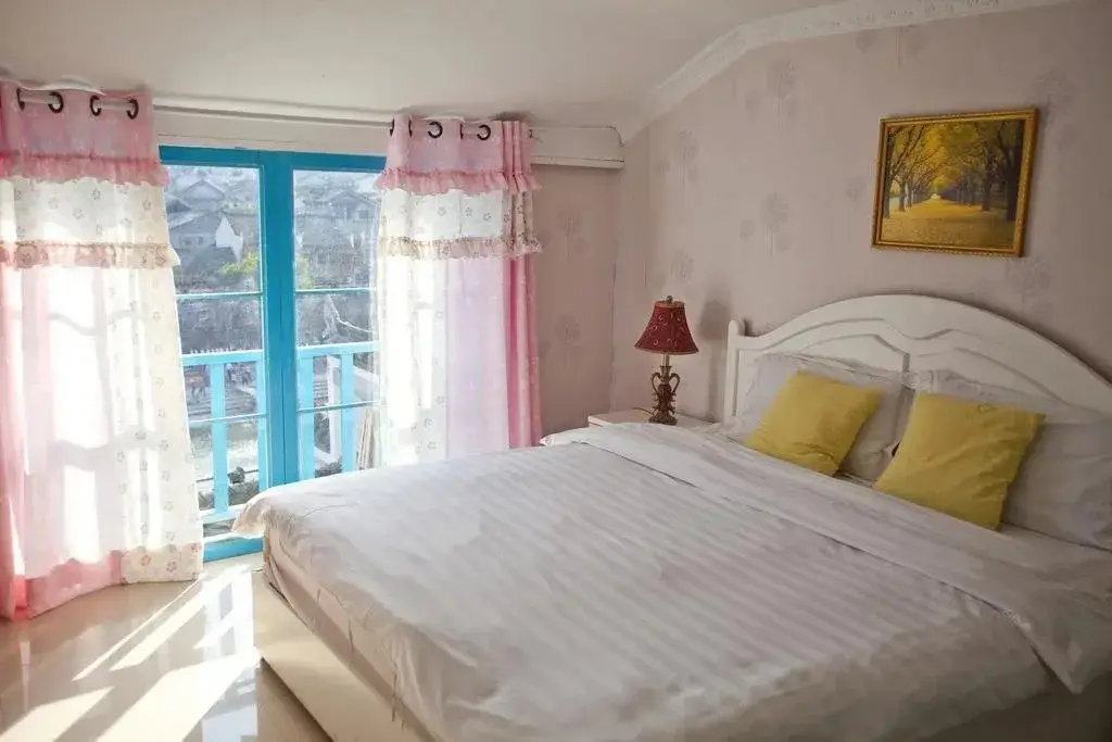 Сянси: Fenghuang Lelai Yaju Inn
