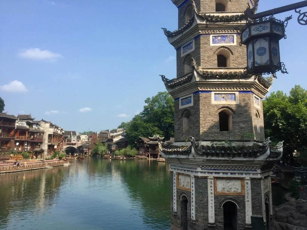 Сянси: Fenghuang Lelai Yaju Inn