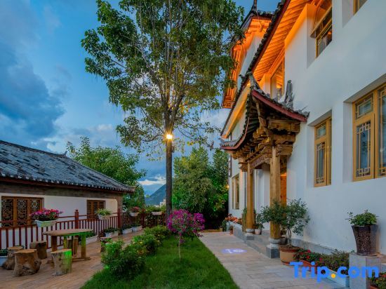 Лицзян: Floral Lijiang Ancient City Banshan Yunfu Luxury Designer Meisu