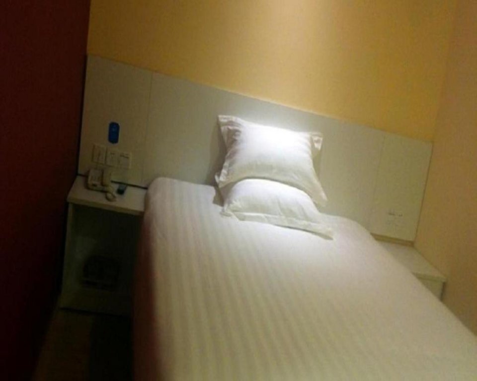 Шанхай: Hanting Express Jiading Middle Dengliu Road