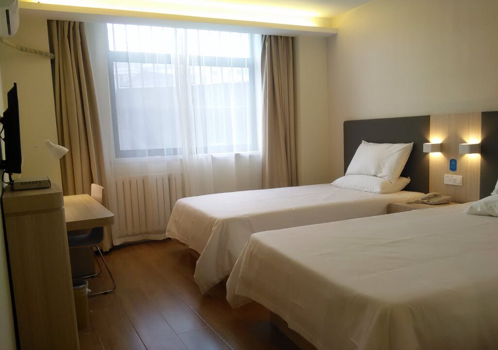 Ухань: Hanting Express Wuhan Hankou Railway Station Square