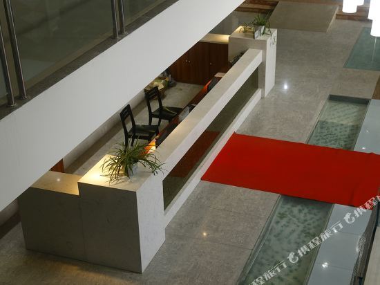Listening Rote Holiday Inn — фото 1
