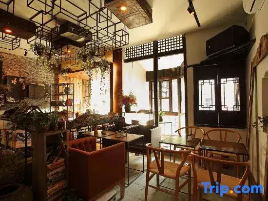 Цзясинь: Waiting For You Coffee Inn