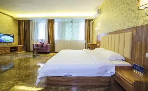 Yangshuo Rainbow Holiday Hotel — фото 1